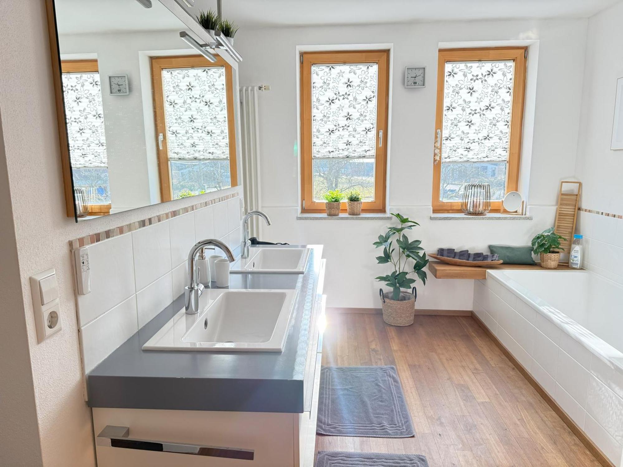 Fe Wo Brunnen - 120 Qm - Ruhige Lage - Viel Natur- Komfortabel - Grosser Balkon Und Garten Memmingen Exterior foto